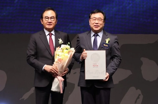 대한민국 퍼스트브랜드 대상 17년 연속 수상 기념 촬영