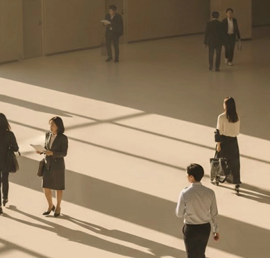 건물 내부에서 이동하고 있는 사람들